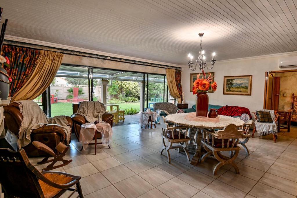 Iszis Guest House Bloemfontein Esterno foto