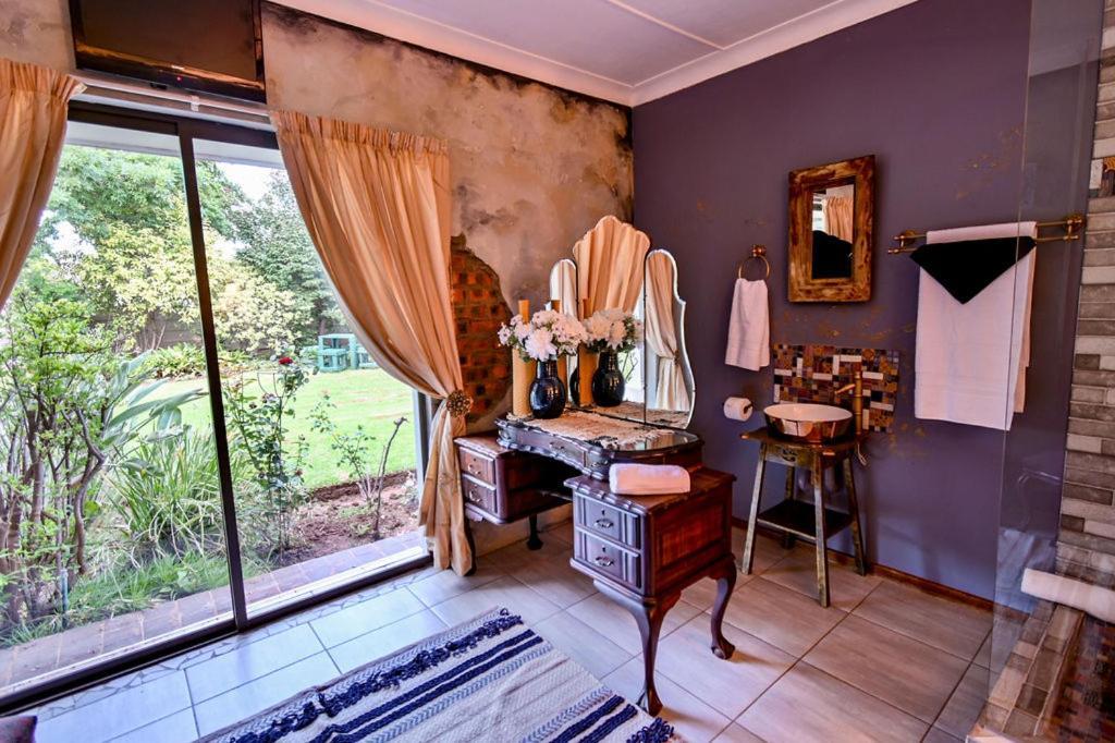 Iszis Guest House Bloemfontein Esterno foto