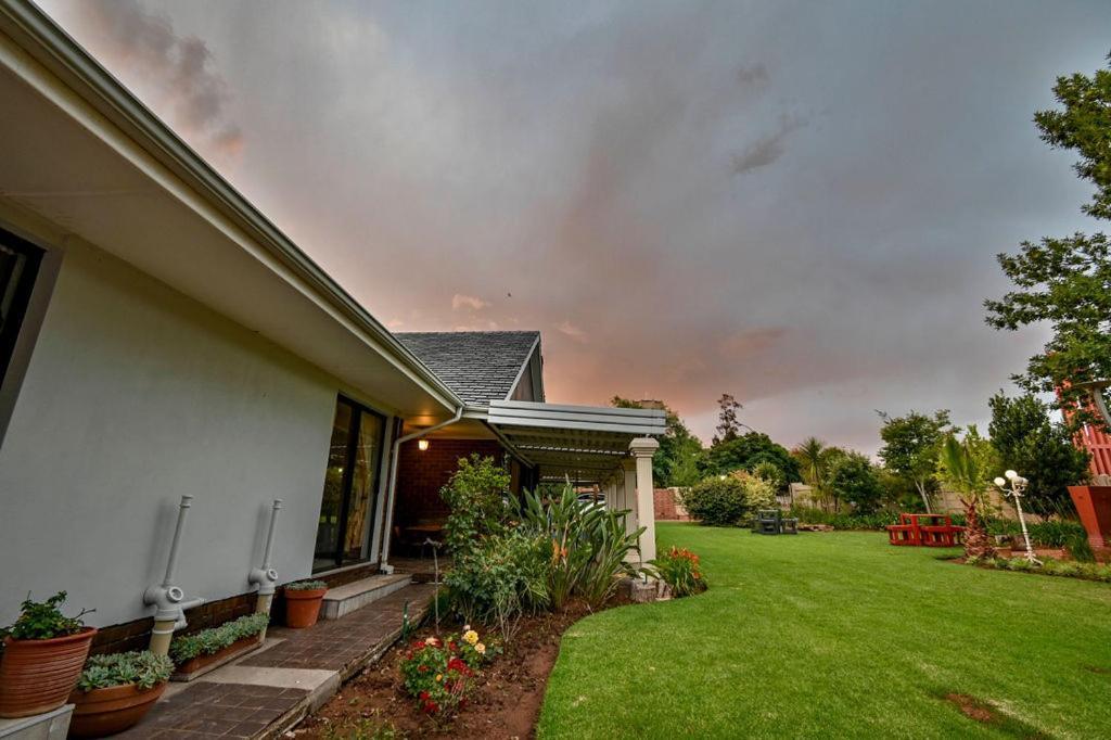 Iszis Guest House Bloemfontein Esterno foto