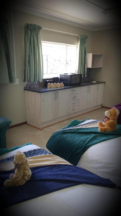 Iszis Guest House Bloemfontein Esterno foto